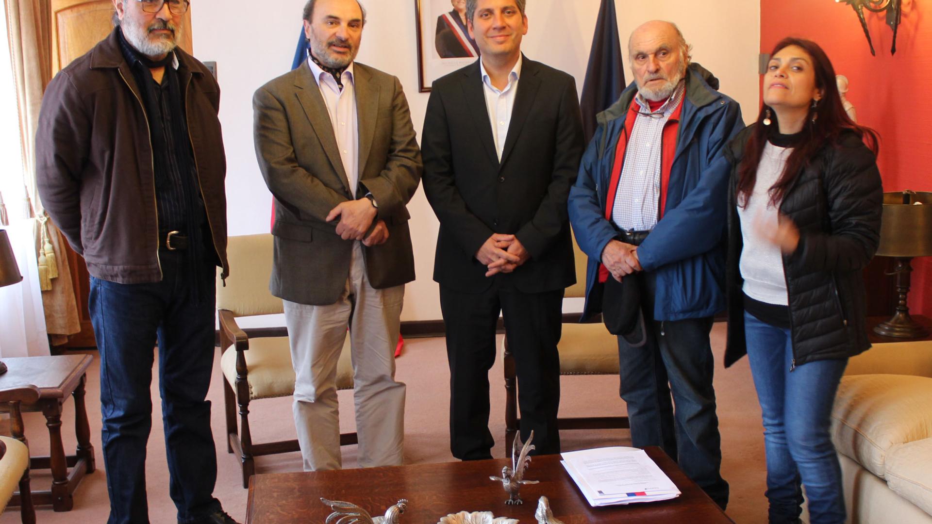 Autoridades y representantes Dibam y CMN junto al Intendente de la Región de Coquimbo. Ángel Durán, director Museo Arqueológico de La Serena (Dibam); Ángel Cabeza, director nacional de Bibliotecas, Archivos y Museos (Dibam); Claudio Ibáñez, intendente de la región de Coquimbo; Gastón Fernández, integrante del Consejo de Monumentos Nacional