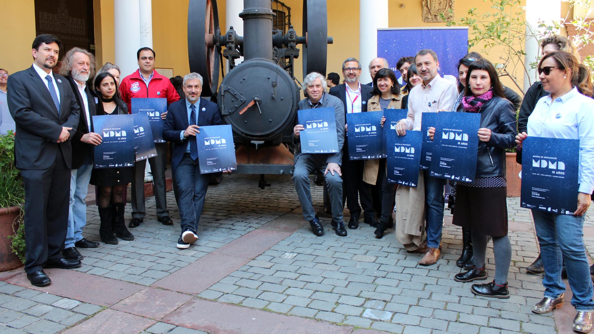 Autoridades, encabezadas por el ministro de la Cultura y el director (s) Dibam, en el lanzamiento de Museos de Medianoche 15 años.