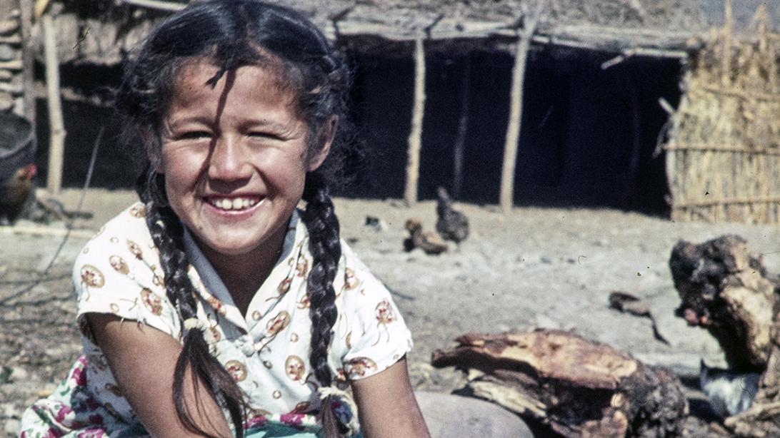 Una niña en Barraza junto a su perro