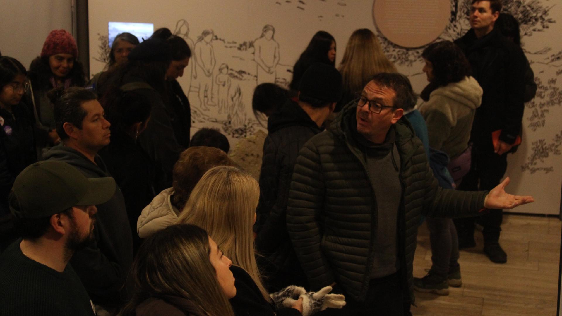 Público visitando la exposición temporal Espacios Persistentes