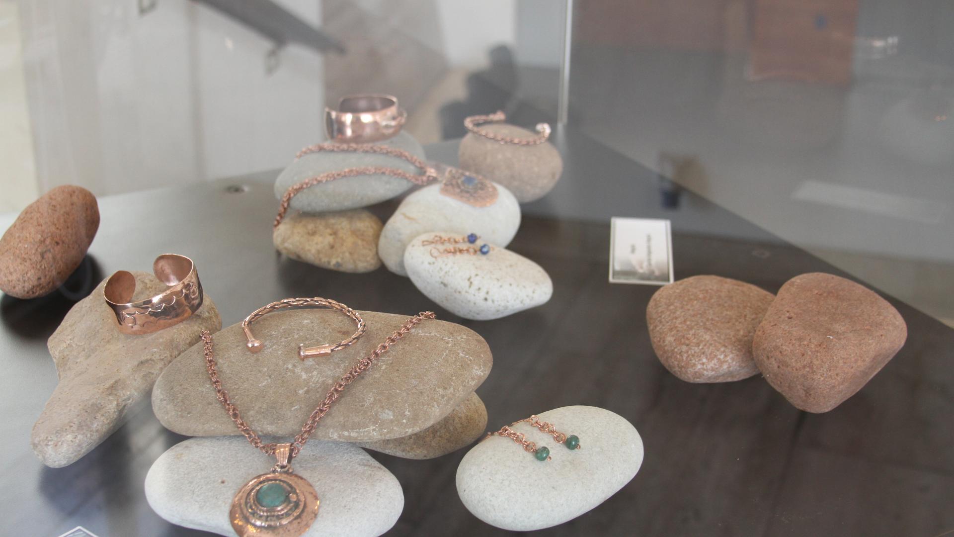 Piezas de cobre elaboradas por internos del centro Huachalalume