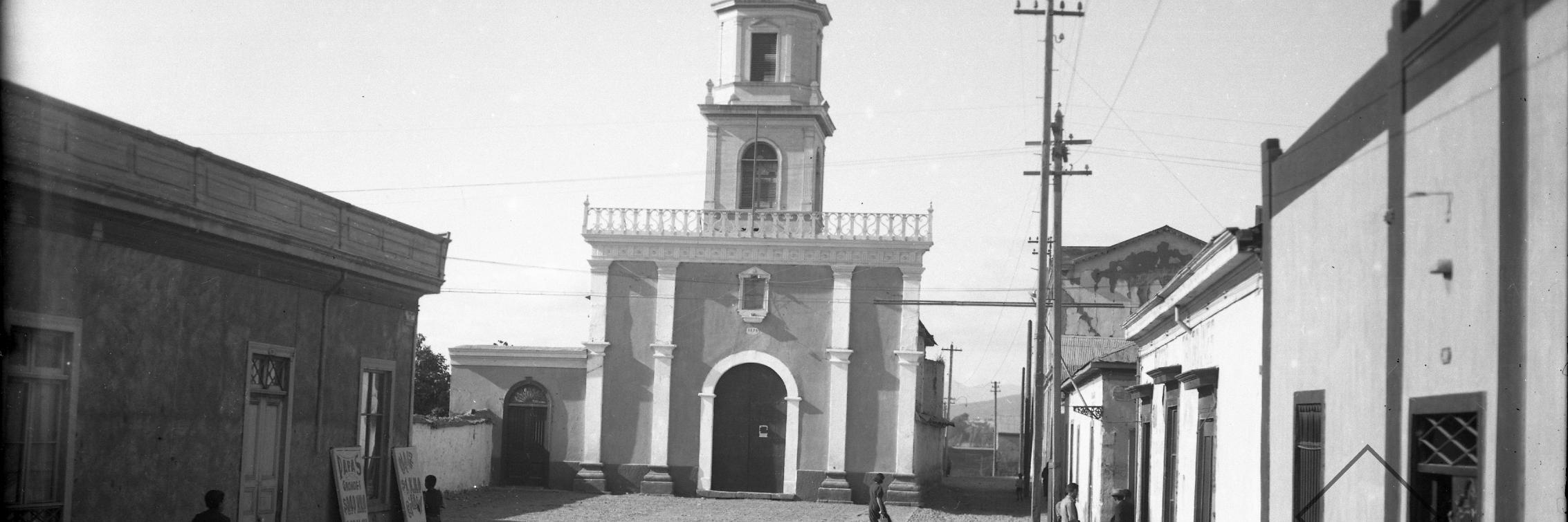 Iglesia Santa Inés. Vista desde calle Matta hacia el norte, frontis iglesia