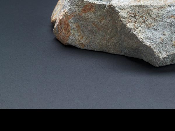 Artefacto lítico laminar con muesca centro lateral por acción de raspado