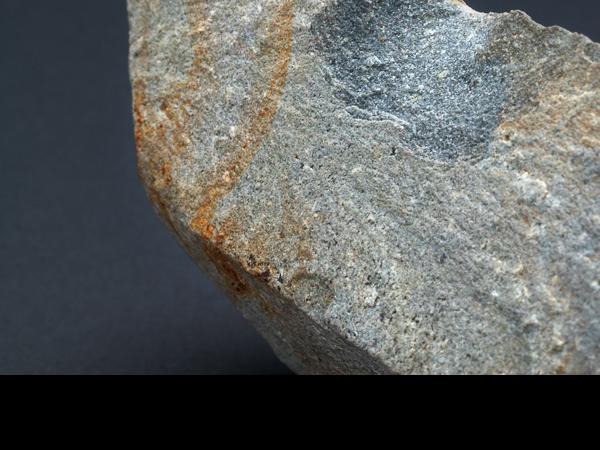 Artefacto lítico laminar con muesca centro lateral por acción de raspado