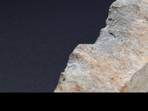 Artefacto lítico laminar con muesca centro lateral por acción del raspado