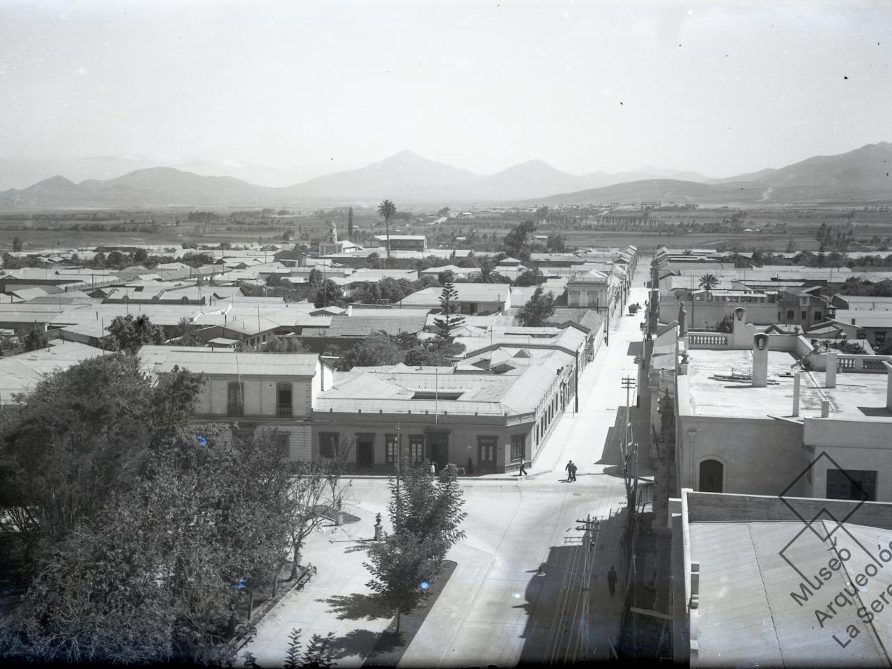 Panorama Aéreo. Fotografía tomada desde la Catedral, vista hacia el norte, iglesia Santa Inés, palmera fundacional, río Elqui