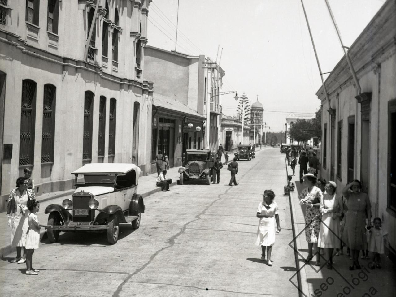 Paradero de autos, La Serena. Vista nororiente calle Cordovez, entre Matta y Los Carrera, tomada en vereda sur hacia la Catedral