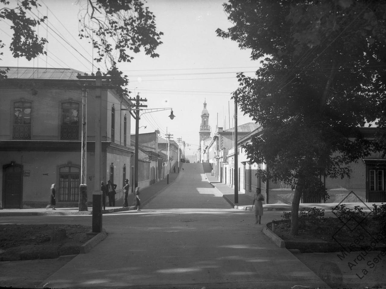 Calle Carrera, La Serena. Tomada desde la Alameda, vista sur hacia calle Los Carrera, vista hacia casa Aguirre, al final la Catedral