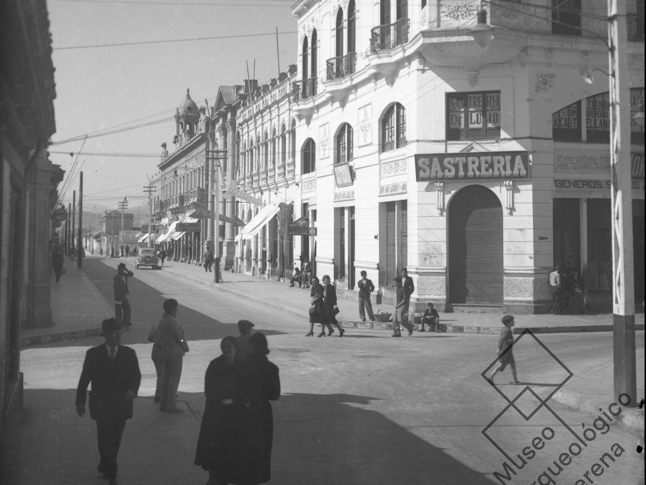 Calle Balmaceda La Serena. Vista hacia el norte, edificio La Castellana