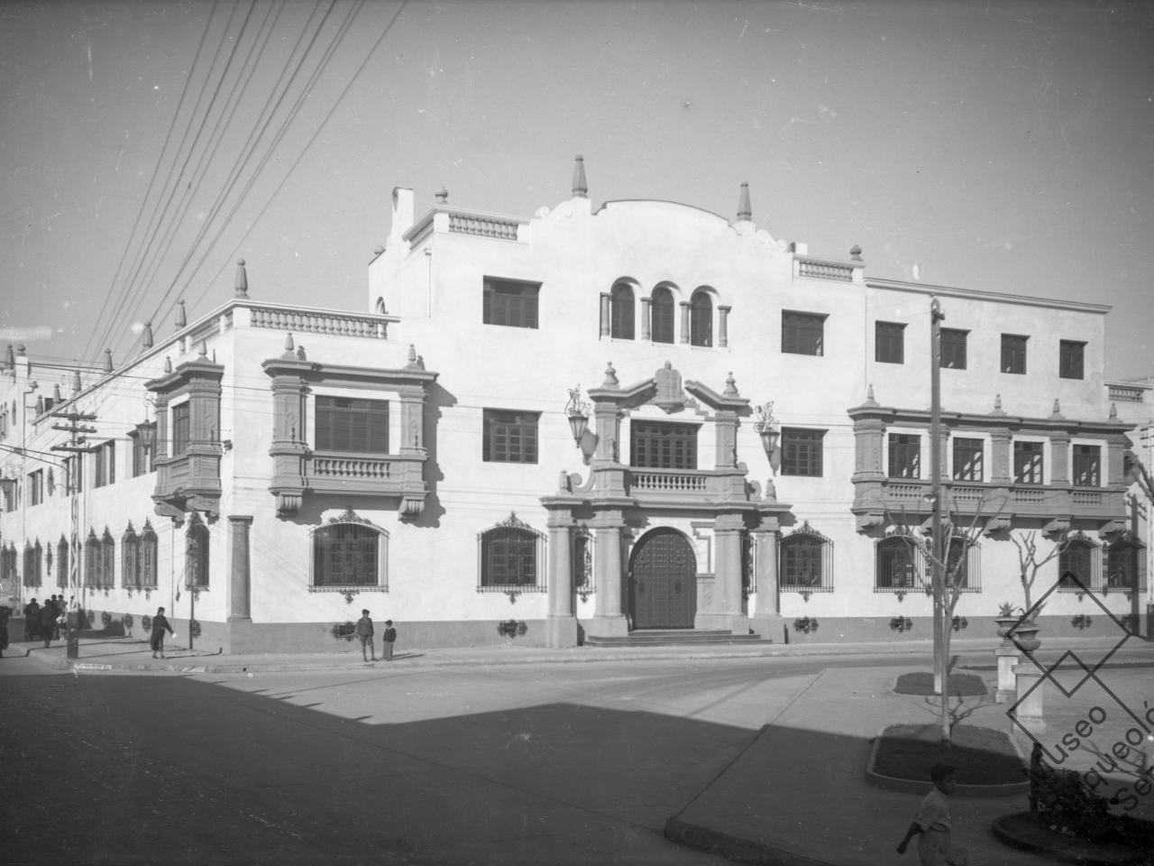 Tribunales de Justicia. Edificio de 1939, tomada desde edificio Intendencia, vista hacia sur oriente, esquina Los Carrera con Prat