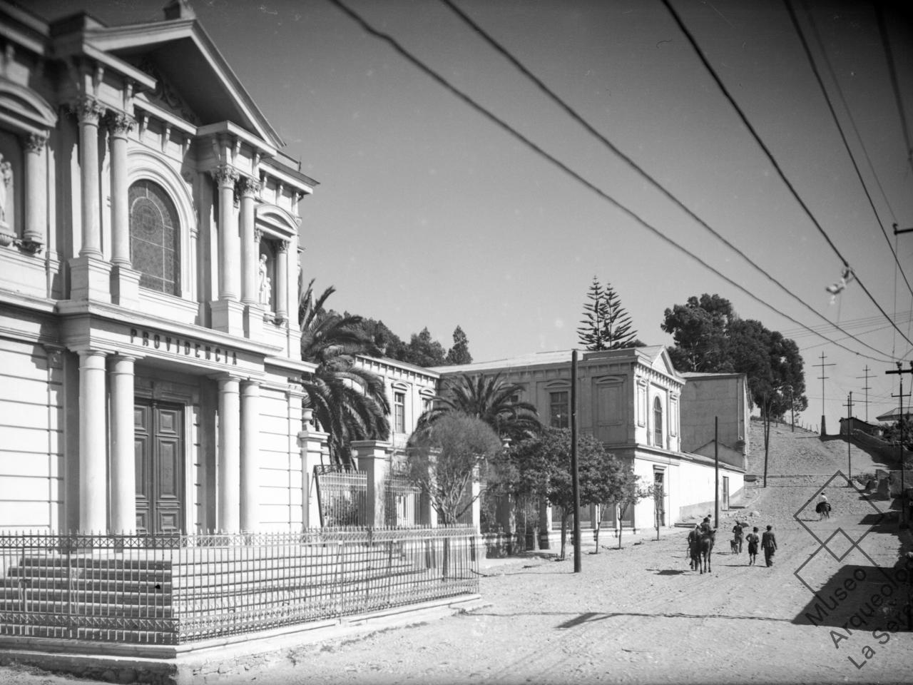 La Providencia, La Serena. Vista de la iglesia, edificios colegio La Providencia, calle Justo Donoso hacia el sur, desde calle Vicente Zorrilla