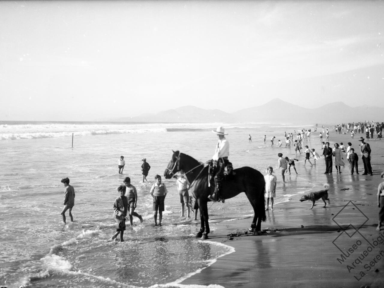 Playa de La Serena. Vista de la playa hacia el sur, personas y un jinete