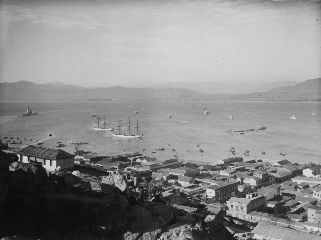 Vista de la procesión marina por la bahía de Coquimbo para la fiesta de San Pedro