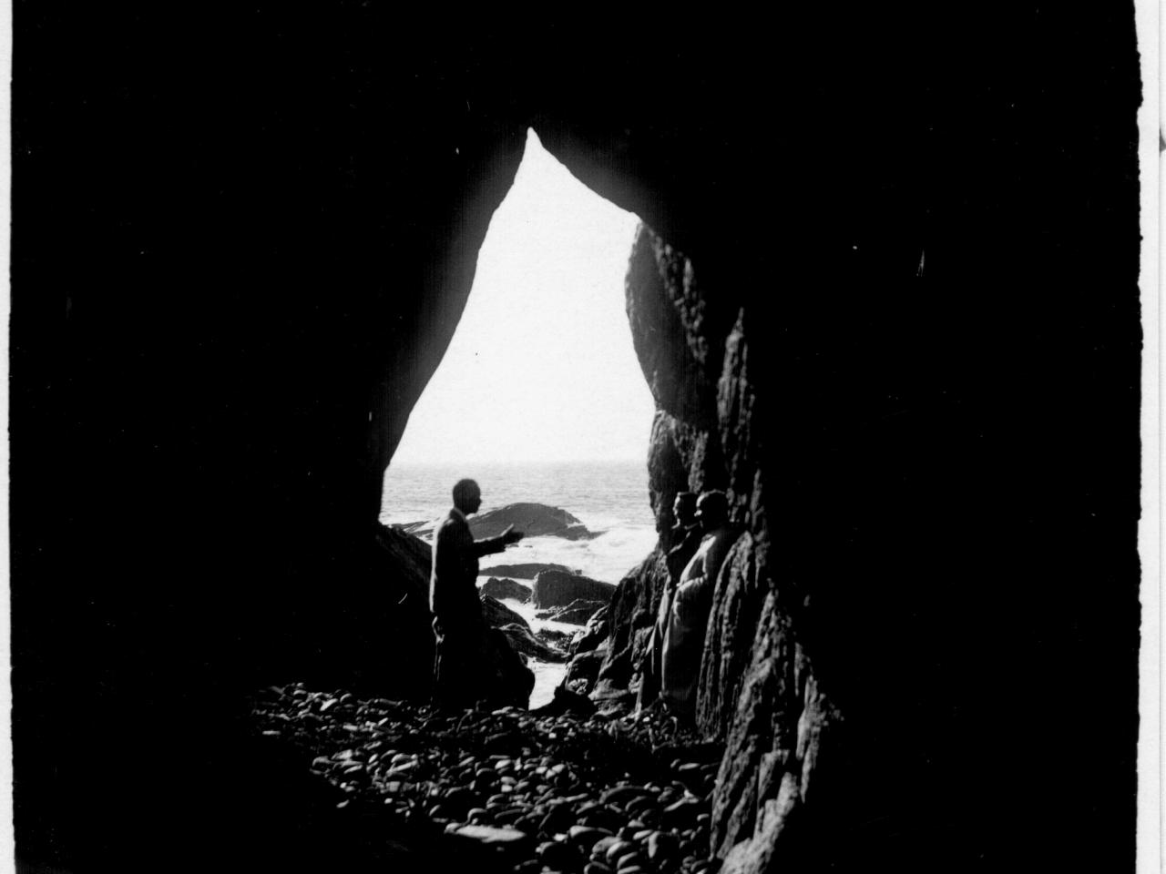 Retrato de una conversación entre hombres y curas en arco de rocas