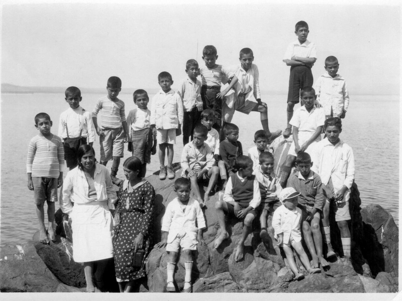 Grupo de niños de Ovalle posan en un roquerío