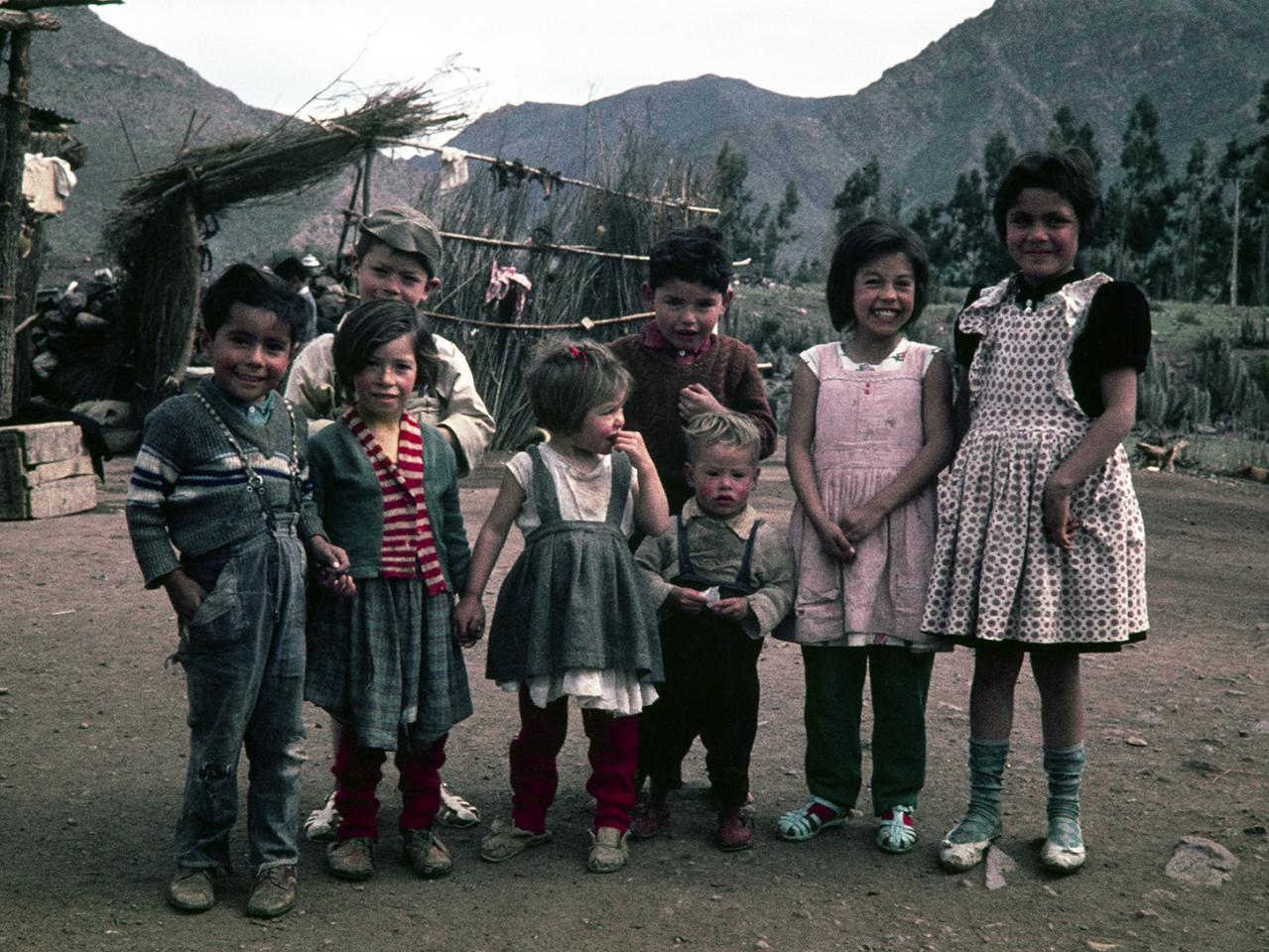 Niños y niñas en una majada del valle del Elqui