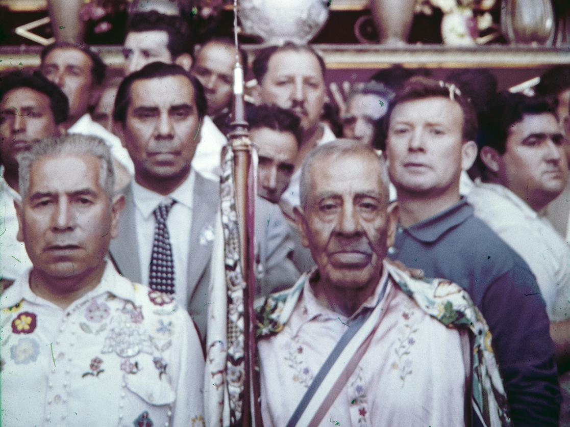 El pichinga o cacique Félix Araya Cisternas (a la der.) junto a su segundo, Camilo Díaz, en los bailes de Andacollo