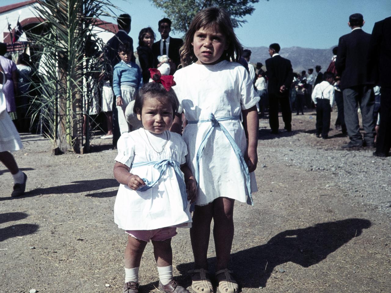 Niñas con vestidos de promesas