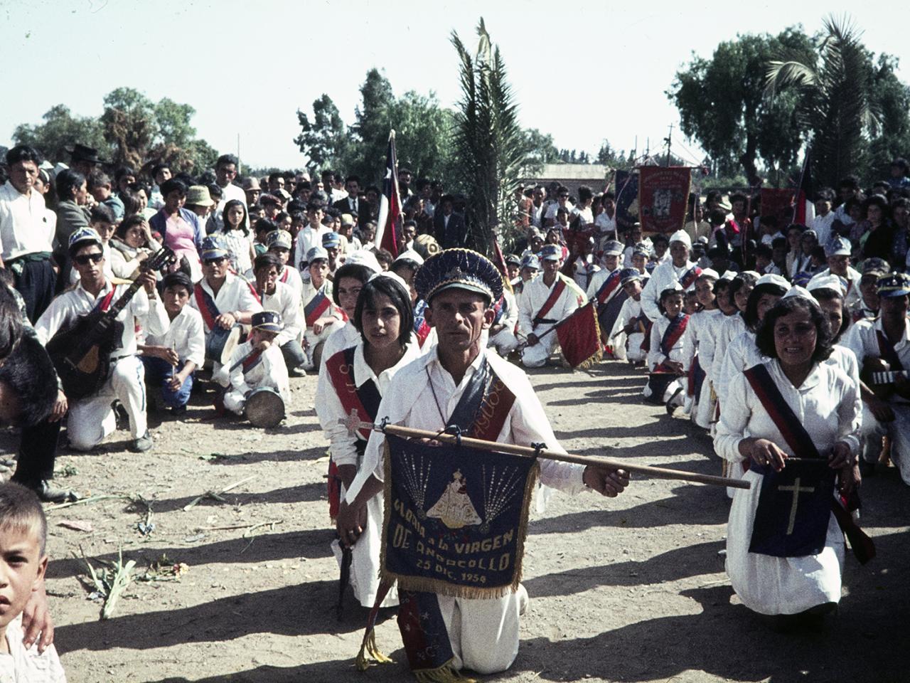 Grupo de danzantes arodillados