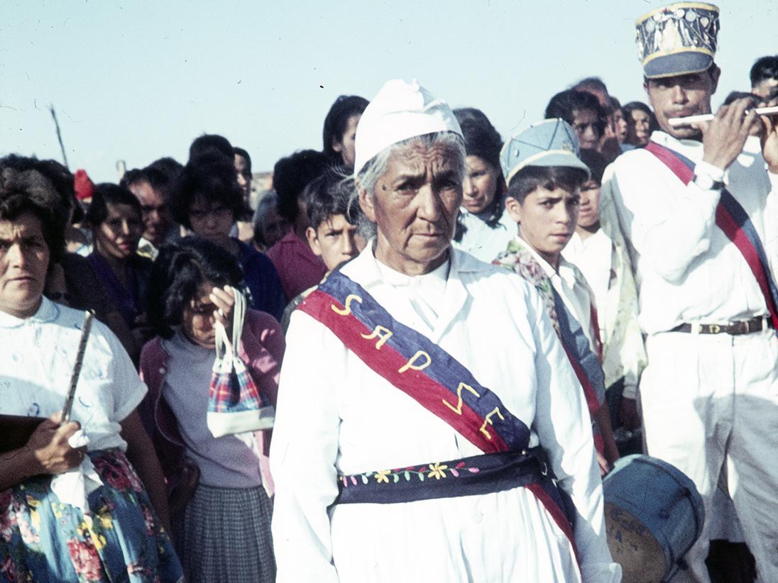 Jefa de las mujeres danzantes en celebración mariana