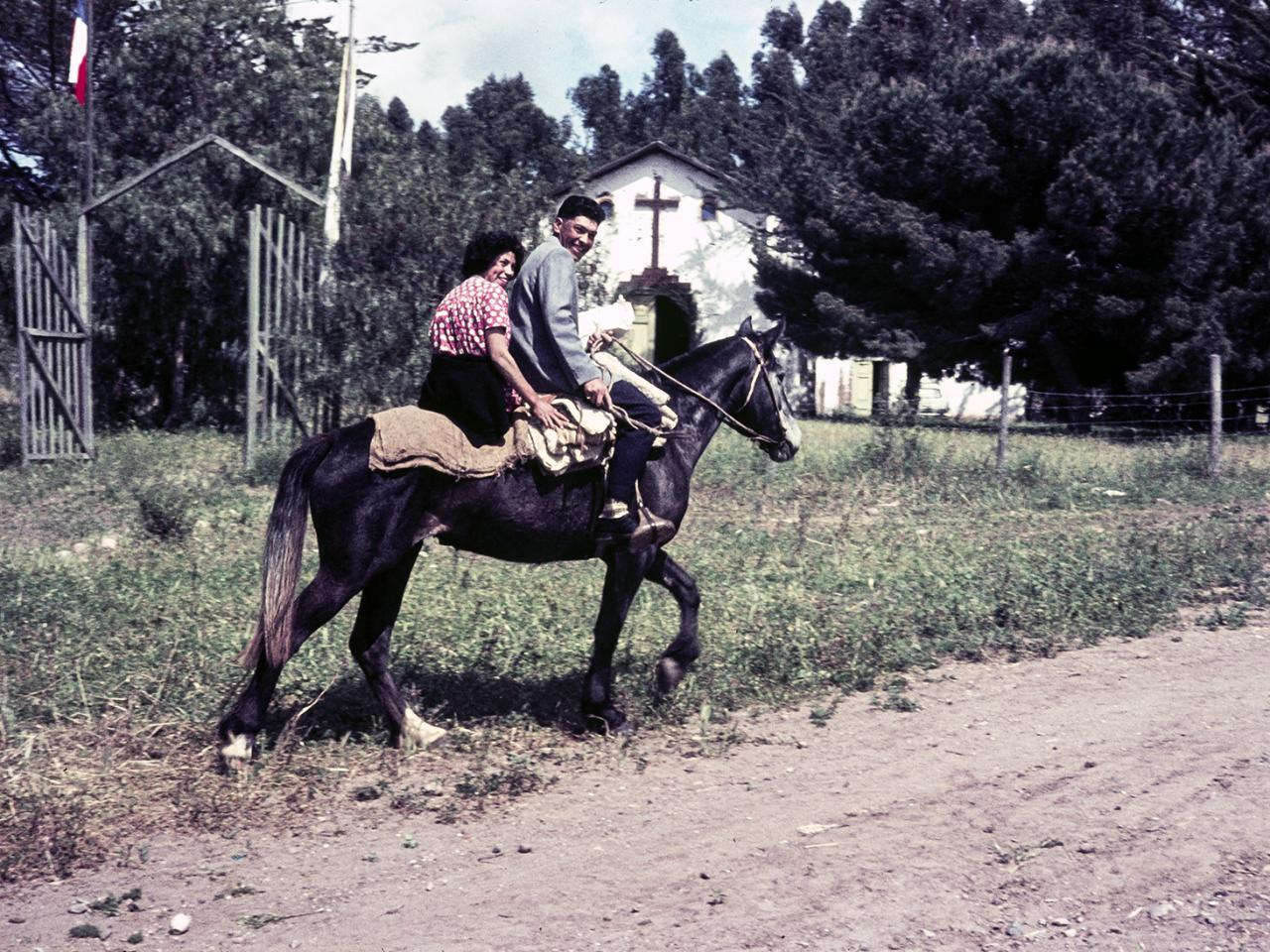 Pareja a caballo en fiesta popular celebrada por la arriería