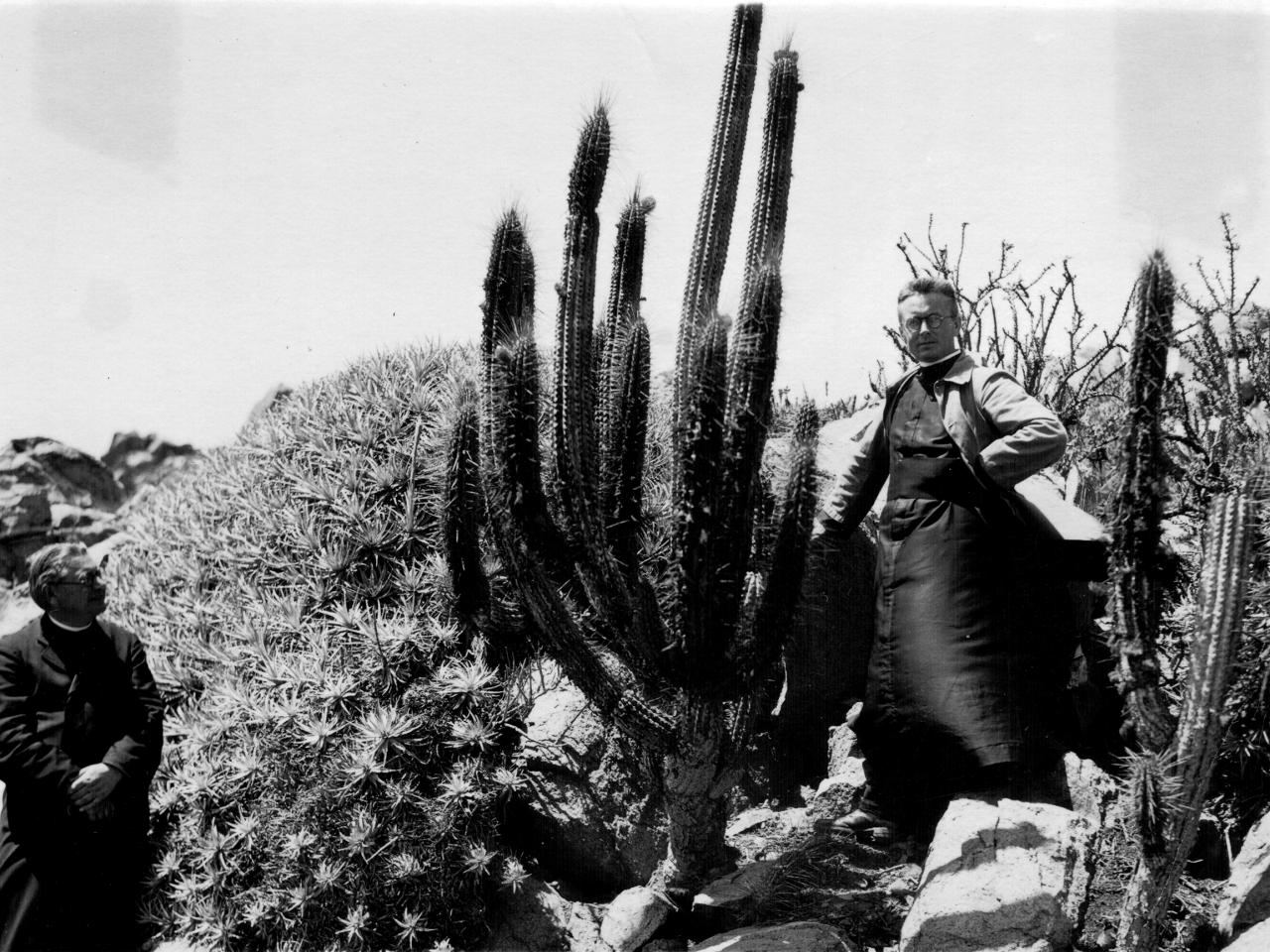 Retrato del sacerdote Pablo Gronkowski (der.) junto a otro cura en La Herradura