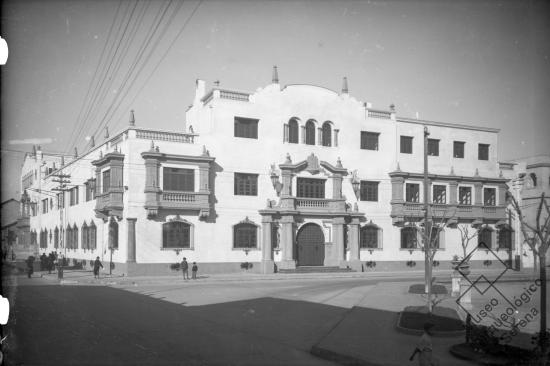 Tribunales de Justicia. Edificio de 1939, tomada desde edificio Intendencia, vista hacia sur oriente, esquina Los Carrera con Prat