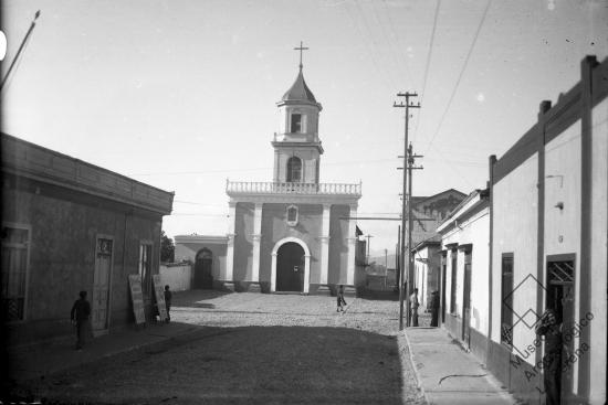 Iglesia Santa Inés. Vista desde calle Matta hacia el norte, frontis iglesia