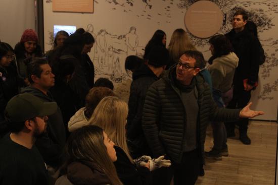Público visitando la exposición temporal Espacios Persistentes