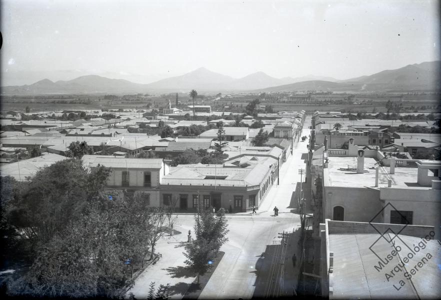 Panorama Aéreo. Fotografía tomada desde la Catedral, vista hacia el norte, iglesia Santa Inés, palmera fundacional, río Elqui Panorama Aéreo. Fotografía tomada desde la Catedral, vista hacia el norte, iglesia Santa Inés, palmera fundacional, río Elqui
