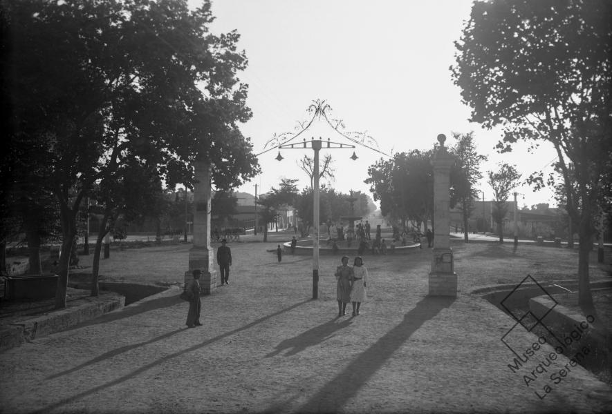 La Pileta, La Serena. Vista poniente de Alameda hacia calle Balmaceda La Pileta, La Serena. Vista poniente de Alameda hacia calle Balmaceda