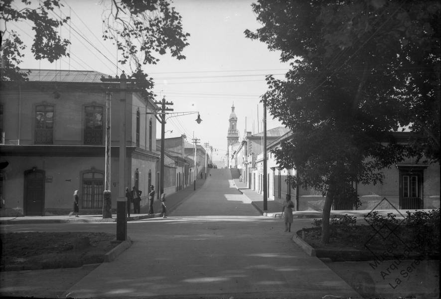 Calle Carrera, La Serena. Tomada desde la Alameda, vista sur hacia calle Los Carrera, vista hacia casa Aguirre, al final la Catedral Calle Carrera, La Serena. Tomada desde la Alameda, vista sur hacia calle Los Carrera, vista hacia casa Aguirre, al final la Catedral