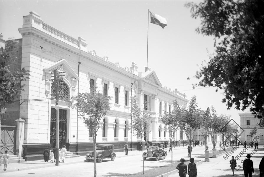 Intendencia de La Serena. Edificio antiguo de la Intendencia, Tesorería y Correos, calle Matta hacia calle Prat Intendencia de La Serena. Edificio antiguo de la Intendencia, Tesorería y Correos, calle Matta hacia calle Prat
