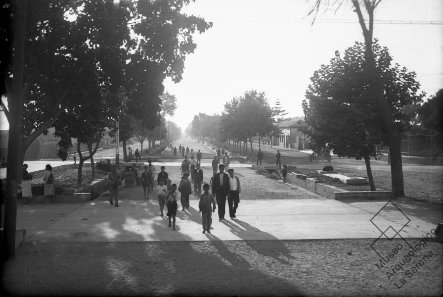 La Alameda. Vista tomada hacia el poniente, niños y personas caminando La Alameda. Vista tomada hacia el poniente, niños y personas caminando