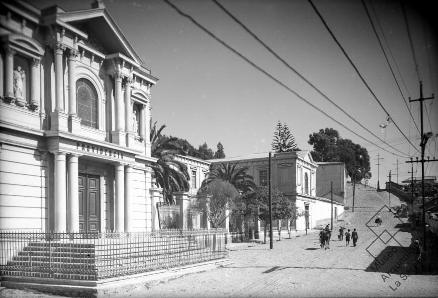 La Providencia, La Serena. Vista de la iglesia, edificios colegio La Providencia, calle Justo Donoso hacia el sur, desde calle Vicente Zorrilla La Providencia, La Serena. Vista de la iglesia, edificios colegio La Providencia, calle Justo Donoso hacia el sur, desde calle Vicente Zorrilla