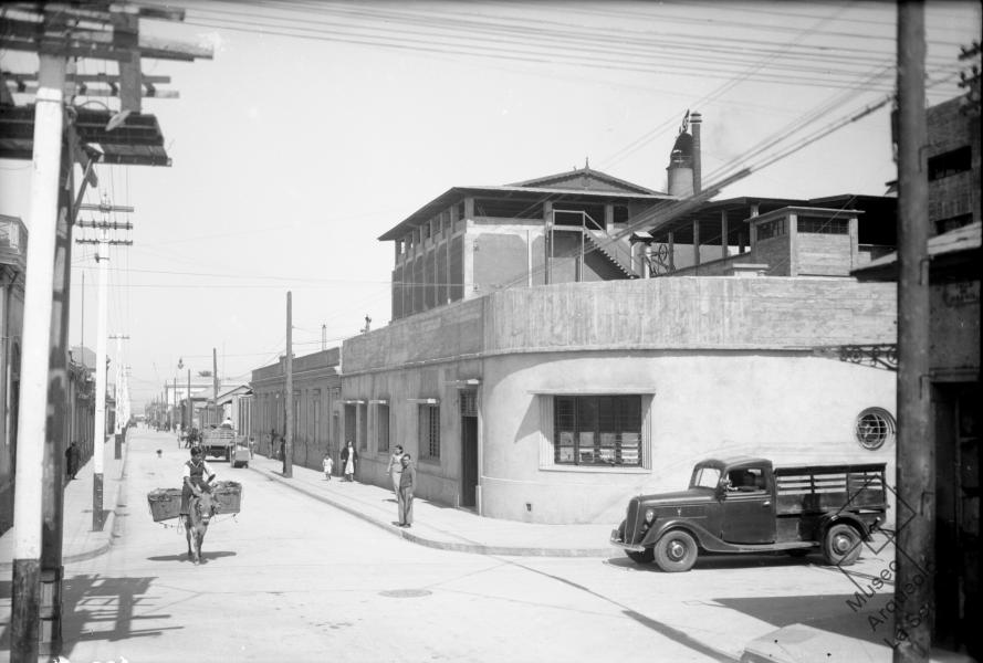 Fábrica de cerveza Floto. Esquina Balmaceda con Brasil, vista hacia el norte Fábrica de cerveza Floto. Esquina Balmaceda con Brasil, vista hacia el norte