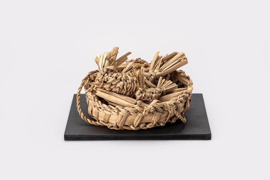 Canasto-nido con tres pájaros