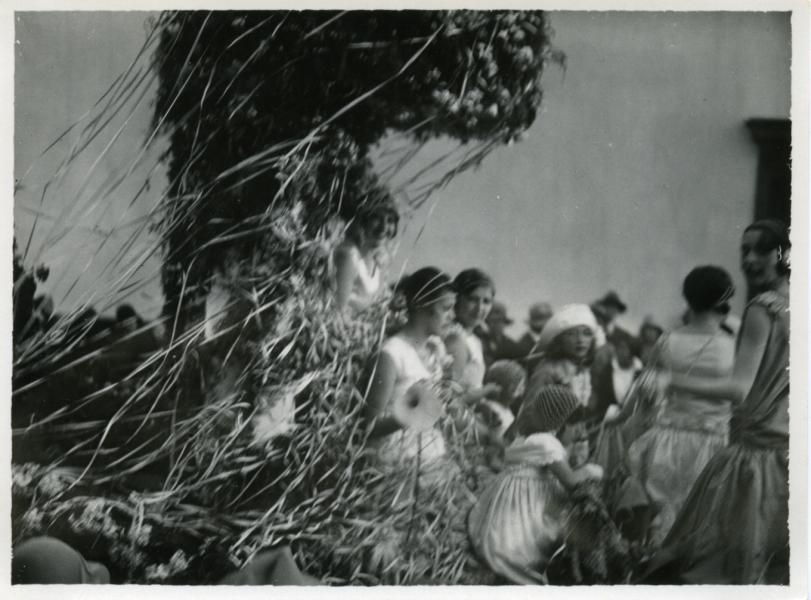 Grupo de niñas y mujeres de la Juventud Católica en desfile