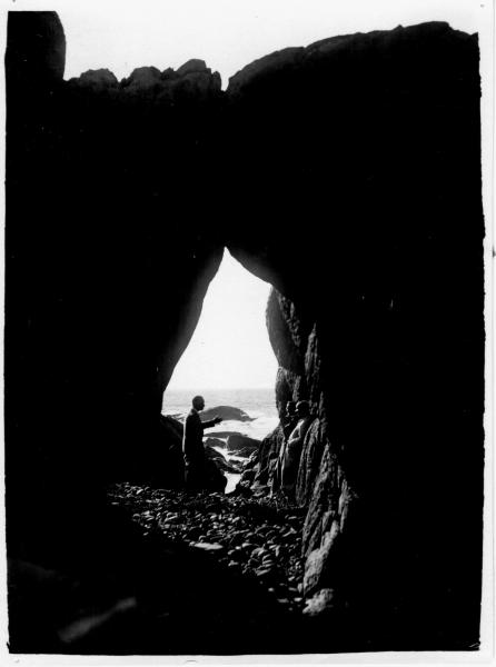 Retrato de una conversación entre hombres y curas en arco de rocas