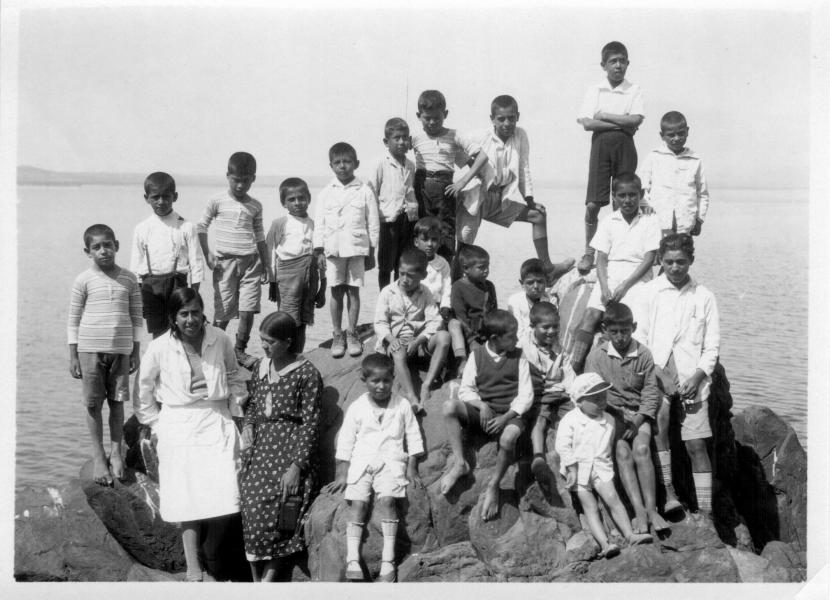 Grupo de niños de Ovalle posan en un roquerío