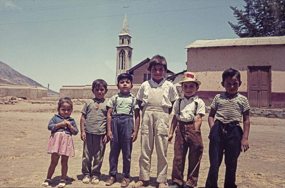 Niña y niños retratados en el frontis de la iglesia parroquial