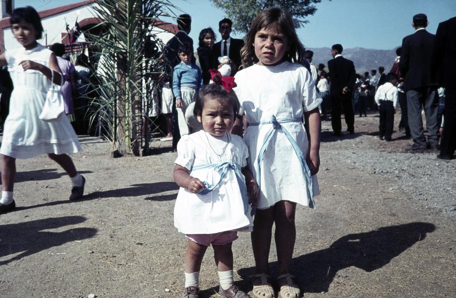 Niñas con vestidos de promesas