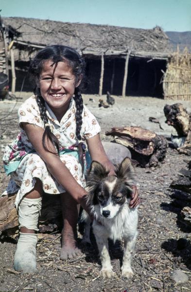 Una niña en Barraza junto a su perro