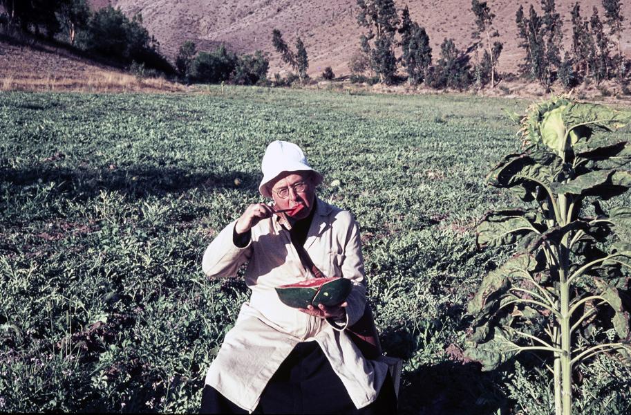 Un anciano Pablo Gronkowski posa comiendo sandía